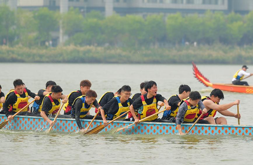 天津师大“龙腾中国梦”校园龙舟赛上演“速度与激情”休闲区蓝鸢梦想 - Www.slyday.coM 天津师大“龙腾中国梦”校园龙舟赛上演“速度与激情”休闲区蓝鸢梦想 - Www.slyday.coM