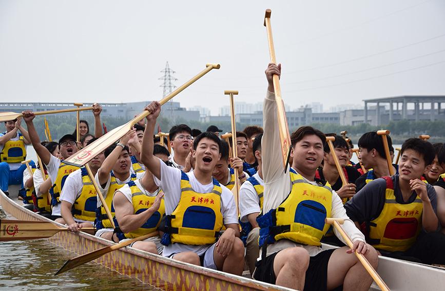 天津师大“龙腾中国梦”校园龙舟赛上演“速度与激情”休闲区蓝鸢梦想 - Www.slyday.coM 天津师大“龙腾中国梦”校园龙舟赛上演“速度与激情”休闲区蓝鸢梦想 - Www.slyday.coM
