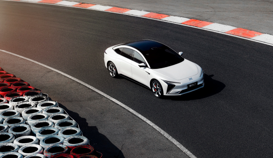 智己L7对比蔚来ET7 谁是新能源头号选手？