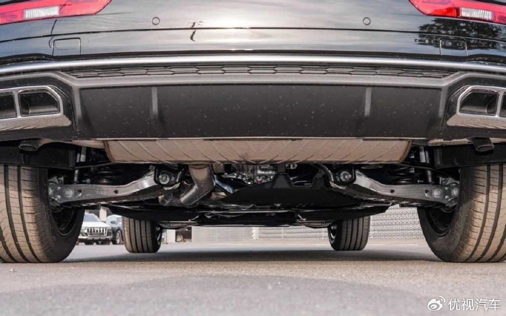 此外,奥迪q5l的底盘还采用了前后五连杆式独立悬架,无论是在城市道路