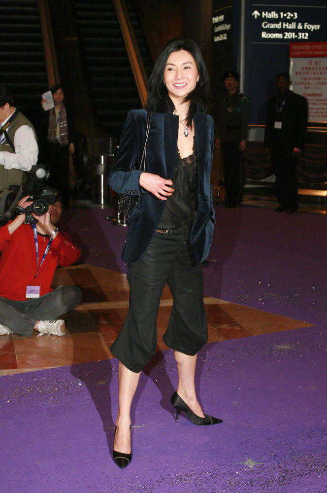 张曼玉简直瘦到"脱相",穿黑色look装扮帅气洒脱,但差点认不出