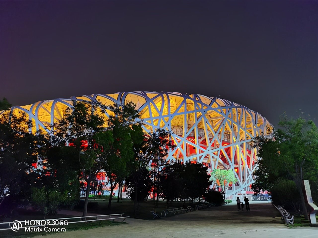 不得不佩服现在城市的亮化工程,很多建筑像个"发光体",用荣耀30夜景