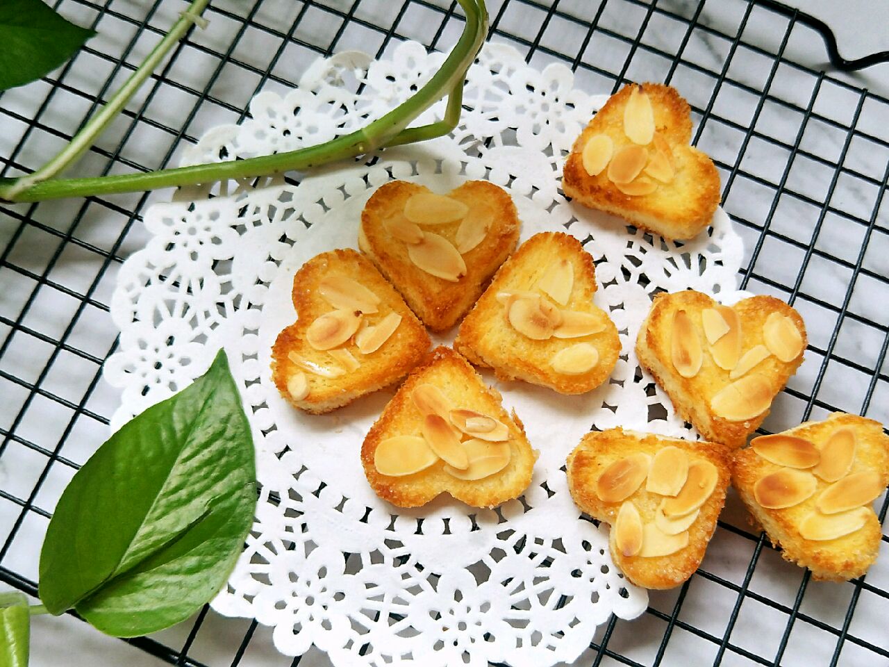 用简单的材料做出不简单的香酥杏仁酥好吃不腻一起制作吧