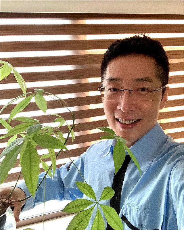 演员马浚伟改行当香港公务员,开心发文报喜讯,掌控一亿资金审批|马浚伟|公务员|入职_新浪新闻