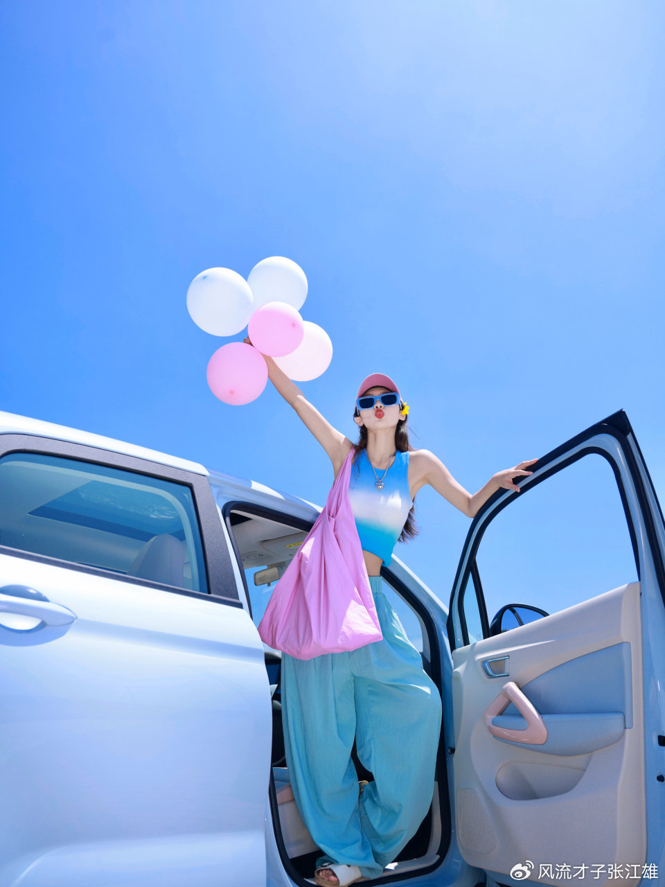 街拍名车零跑t03养眼美女夏日降温广汽埃安真人顶水果太喜感