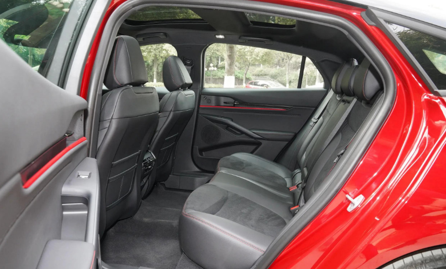 20万预算买车，新蒙迪欧对比凯美瑞谁值