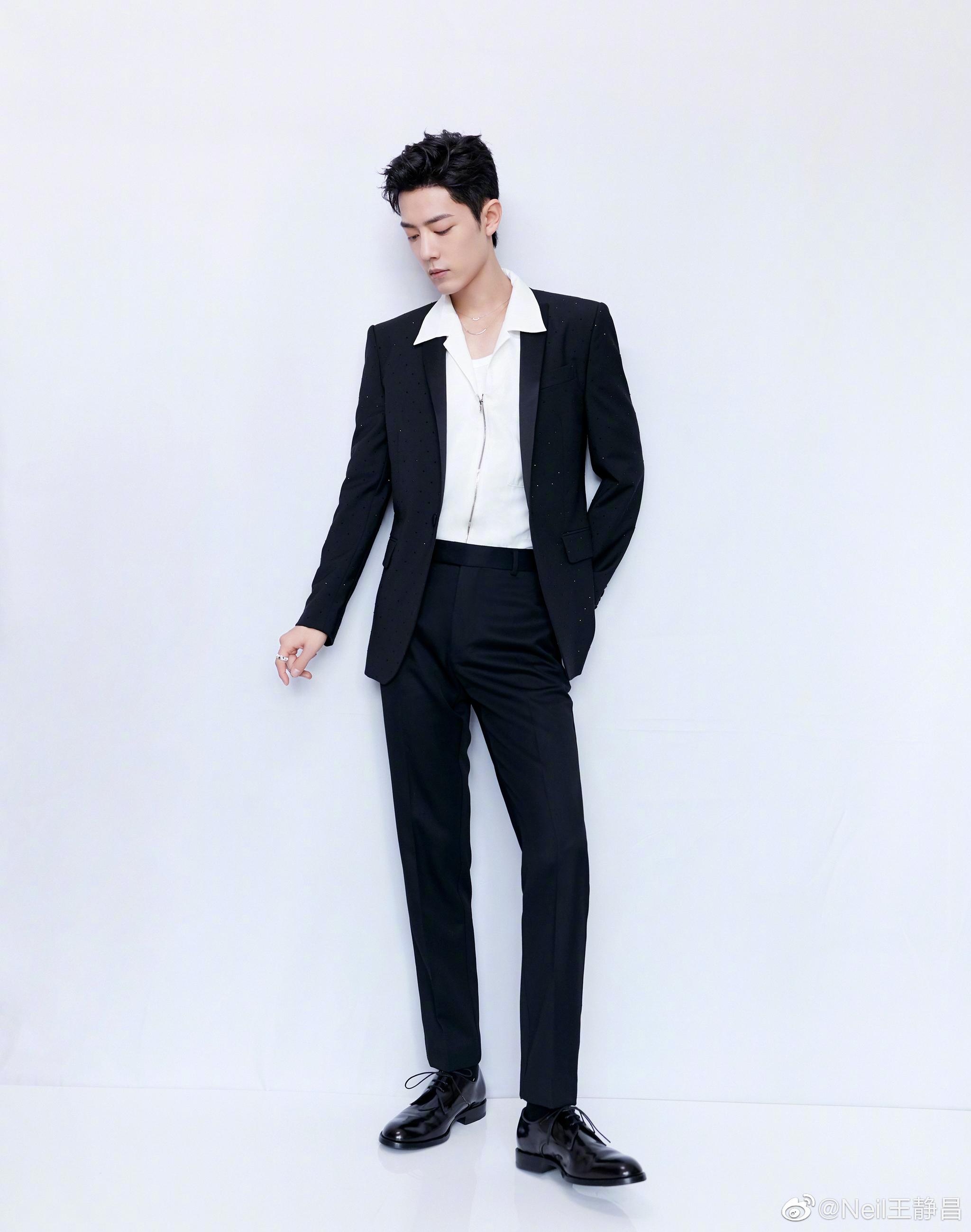 肖战亮相拾光盛典的造型黑色西装比较简洁但仔细看是有闪钻的