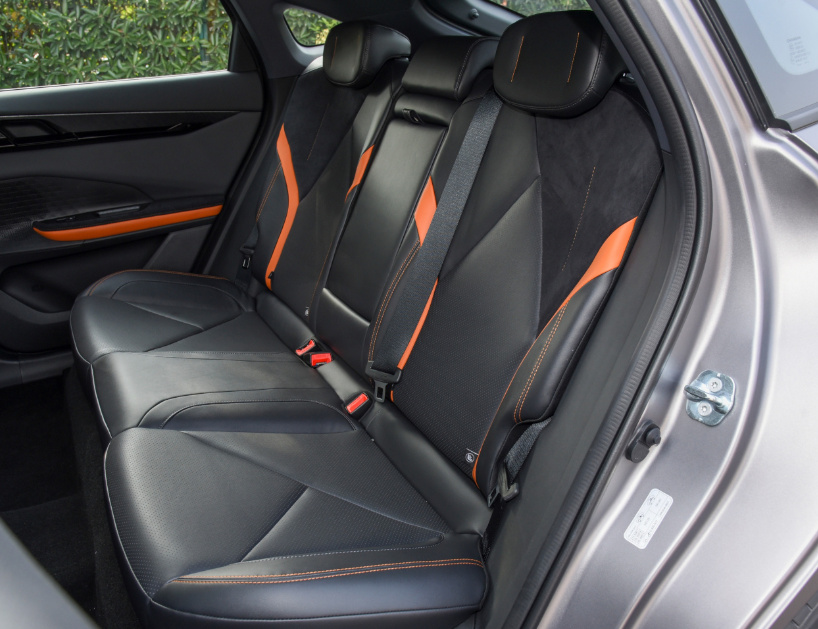 奇瑞艾瑞泽8对比长安UNI-V谁实用性更高？