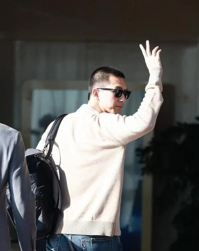 可总裁可奶狗李现寸头帅气电影局中局金丝眼镜造型惹人爱