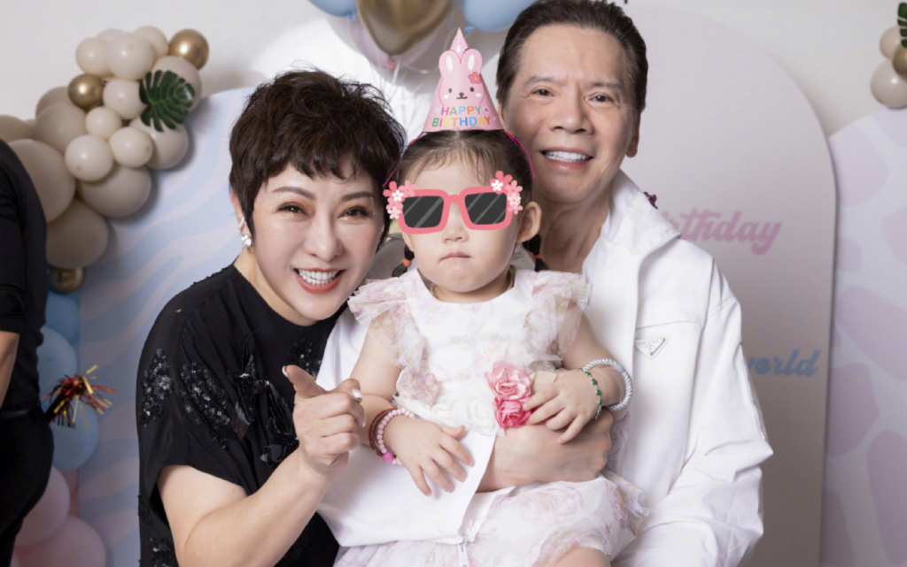 向太晒孙女庆生照，孙子首次露面，五官秀气小名霸气，向佐未现身|郭碧婷|向佐|孙子_新浪新闻