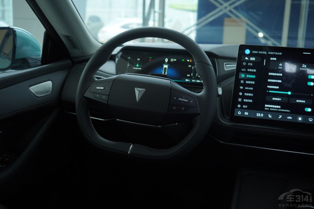 长安深蓝SL03对比卡罗拉双擎E+，谁更适合家用？