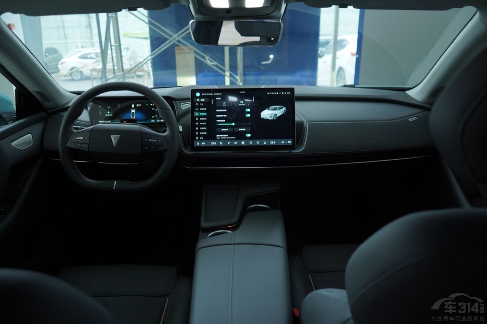 长安深蓝SL03对比卡罗拉双擎E+，谁更适合家用？