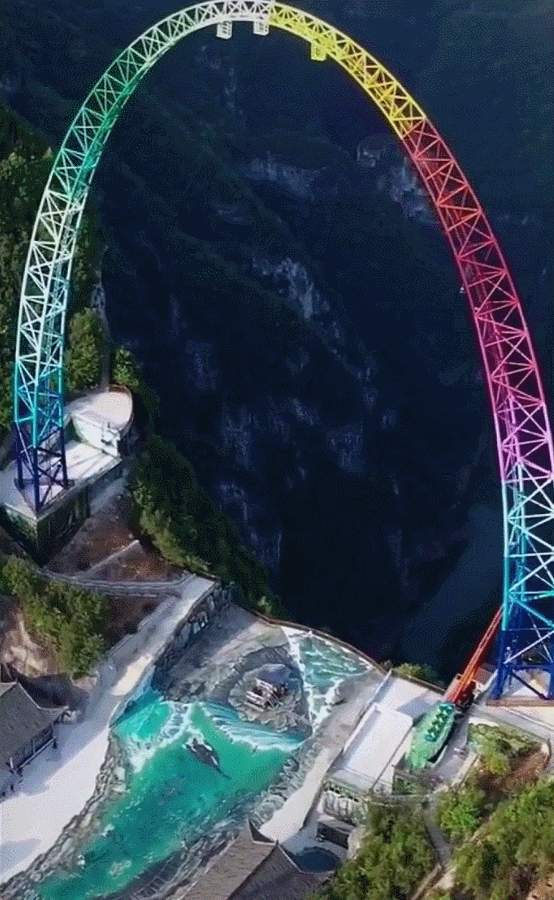 "网红"玻璃栈道又出事故!这种跟风游乐项目,真的要人命