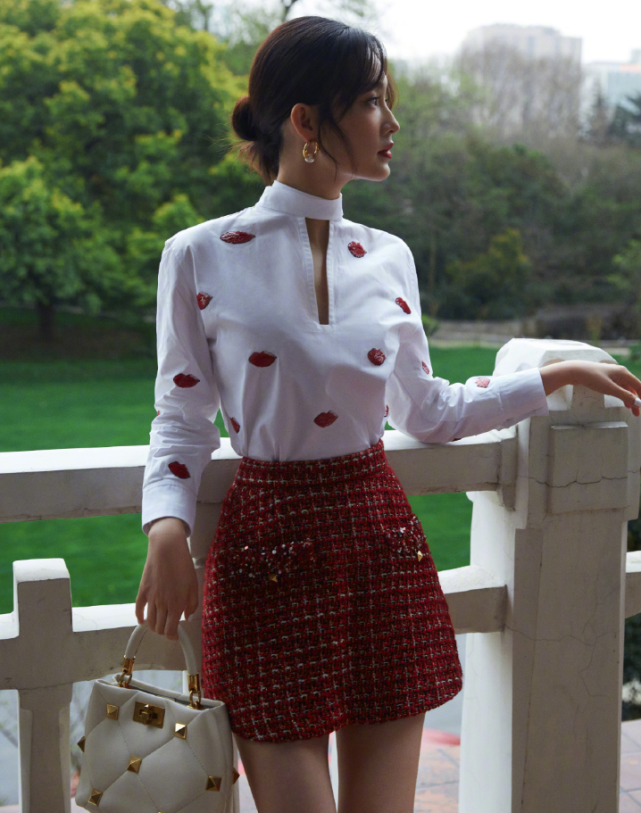 李沁又带火连衣裙新穿法拿运动鞋配碎花裙清新脱俗显腿长