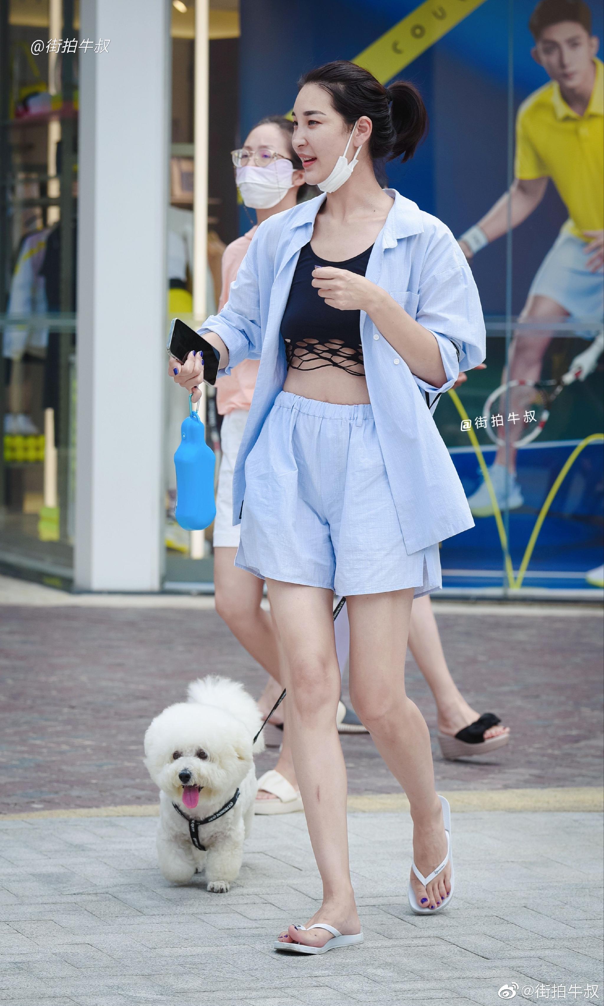 盐系穿搭蓝色衬衫短裤人字拖