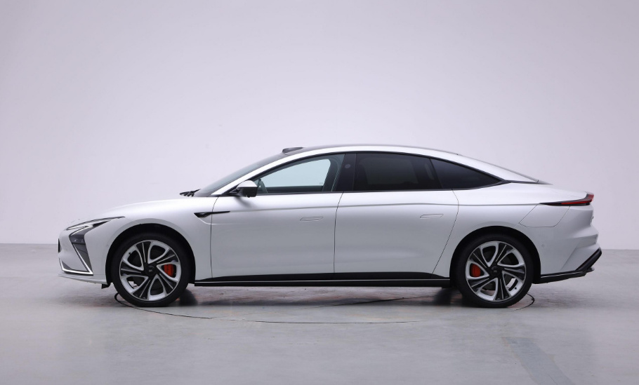 智己L7对比蔚来ET7 谁是新能源头号选手？