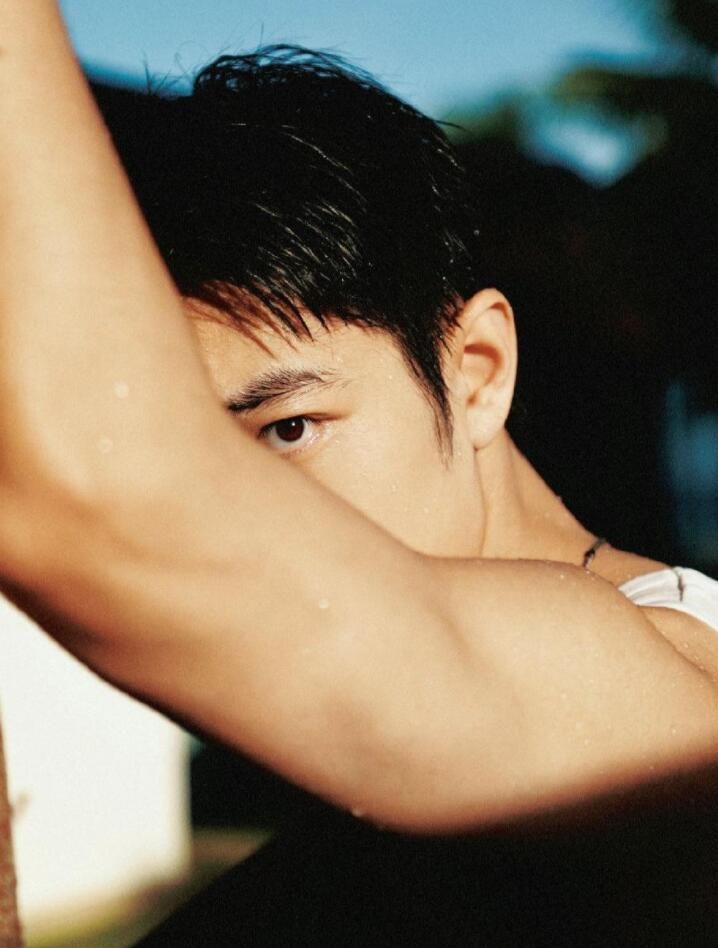 肖战白色背心运动挥洒汗水照,完美肌肉线条愈显撩人|肖战|汗水|肌肉