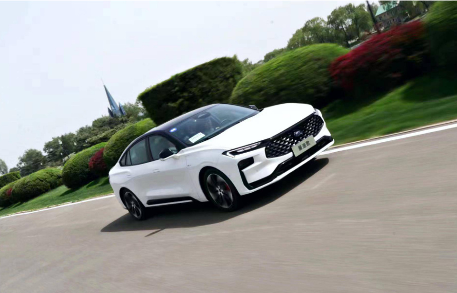 20万预算买车，新蒙迪欧对比凯美瑞谁值