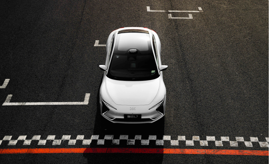 智己L7对比蔚来ET7 谁是新能源头号选手？