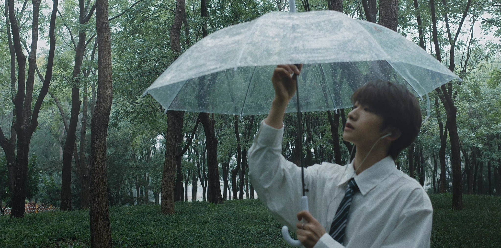 刘宇中秋雨中撑伞大片白衬衫的撑伞少年太美好啦小宇中秋快乐