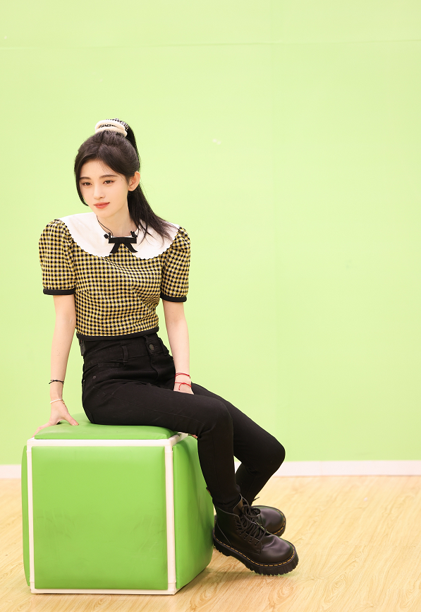 鞠婧祎穿jk裙春游当她与路人同框那刻没有对比就没有伤害