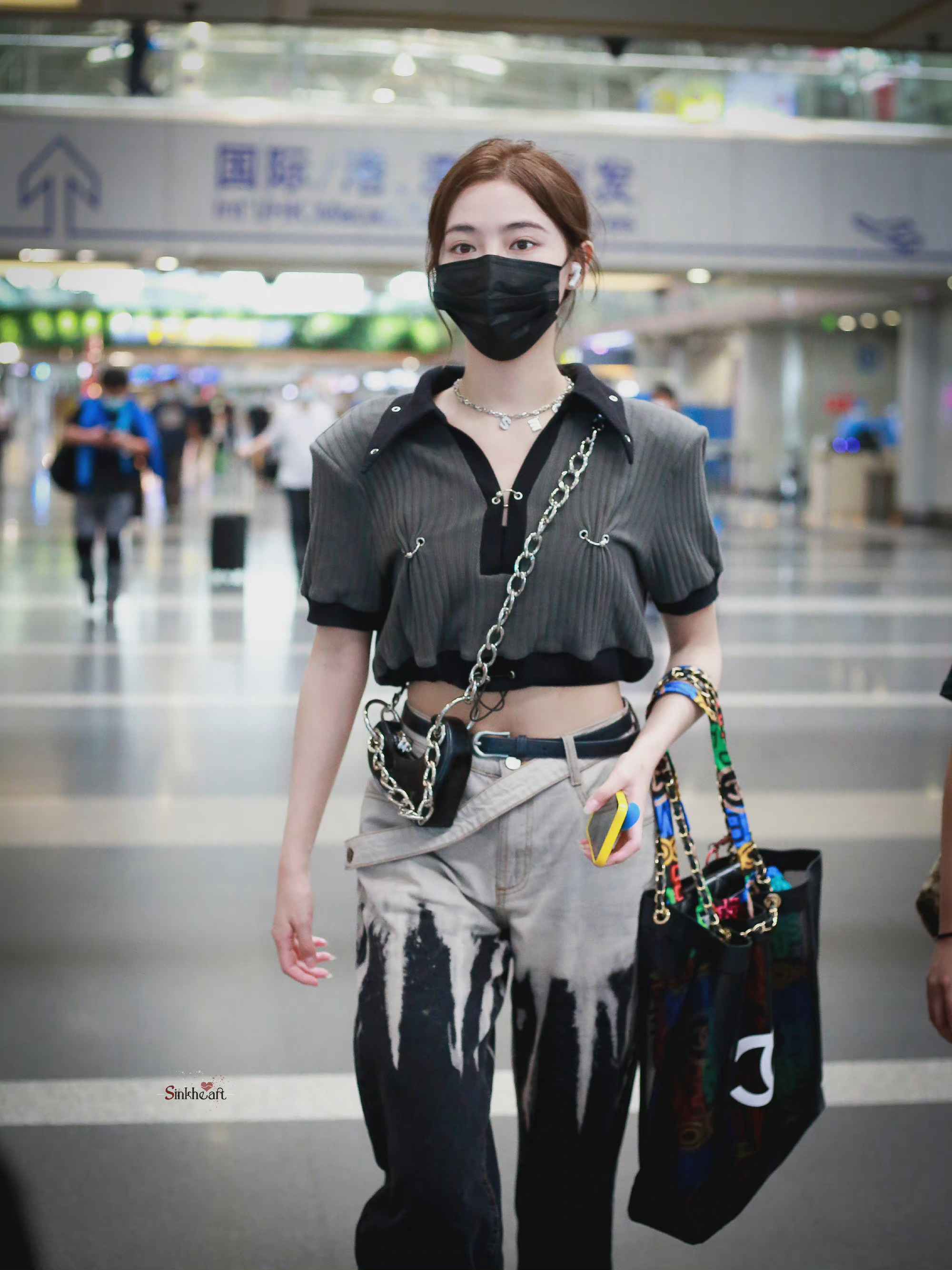 许佳琪机场出发饭拍 灰色露腰上衣 黑灰牛仔裤 kiki又美又辣