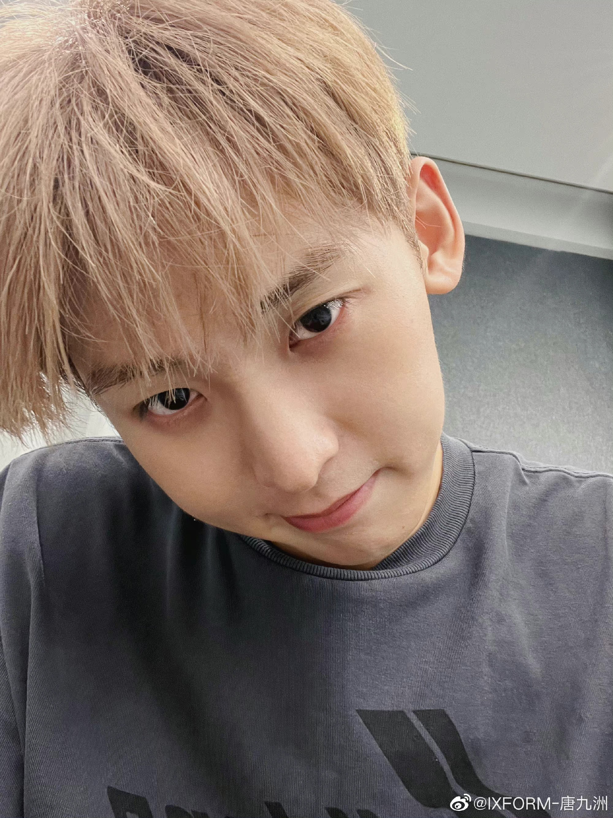 唐九洲晒大头自拍照,会拍你就多拍些_高清图集_新浪网