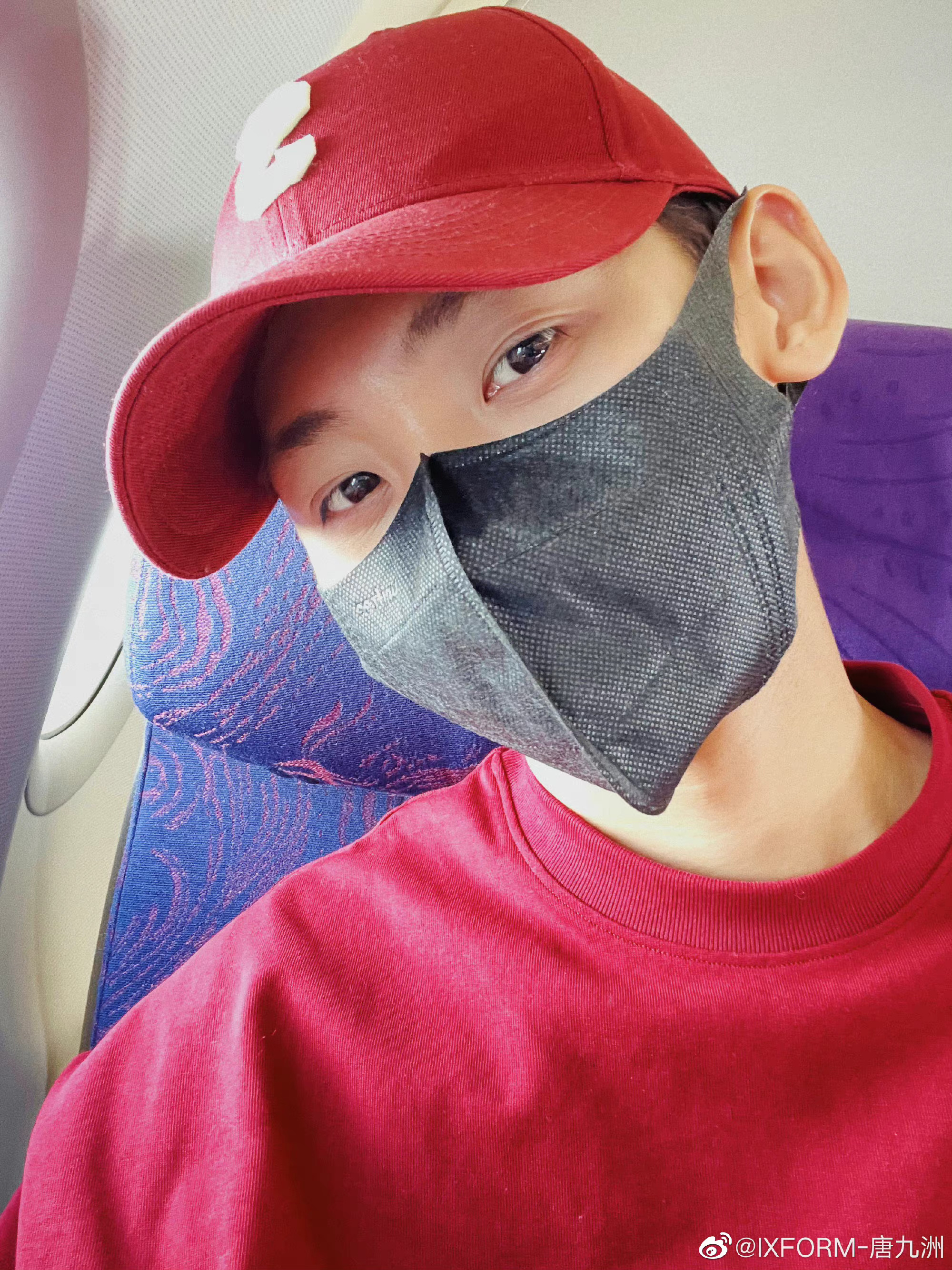 唐九洲晒大头自拍照会拍你就多拍些