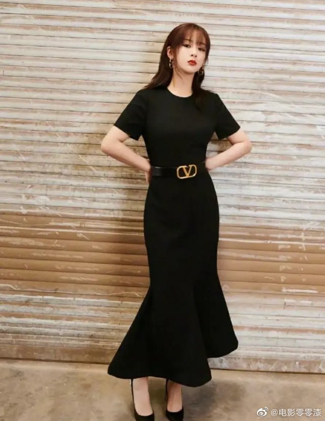 杨紫穿一件复古廓形鱼尾裙搭配高跟鞋优雅动人_高清图集_新浪网