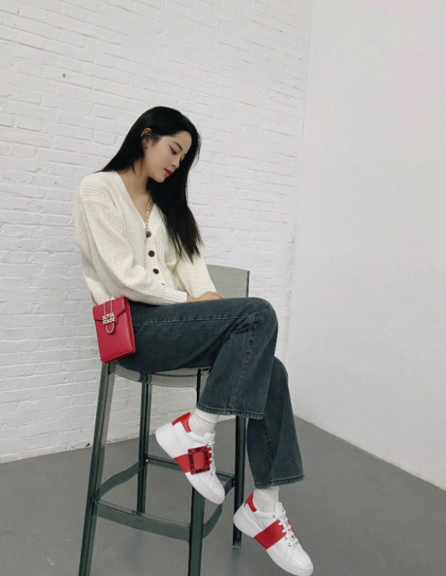 欧阳娜娜的"绿茶坐姿"火了,看看她双腿怎么放的,贼显腿长