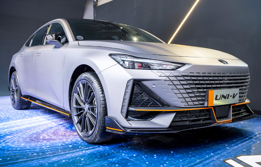 奇瑞艾瑞泽8对比长安UNI-V谁实用性更高？