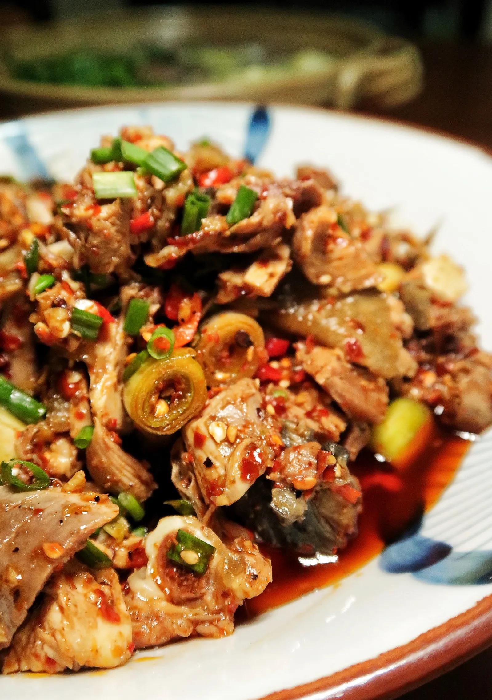做红油椒麻鸡,一是红油,二是椒麻,三是鸡.