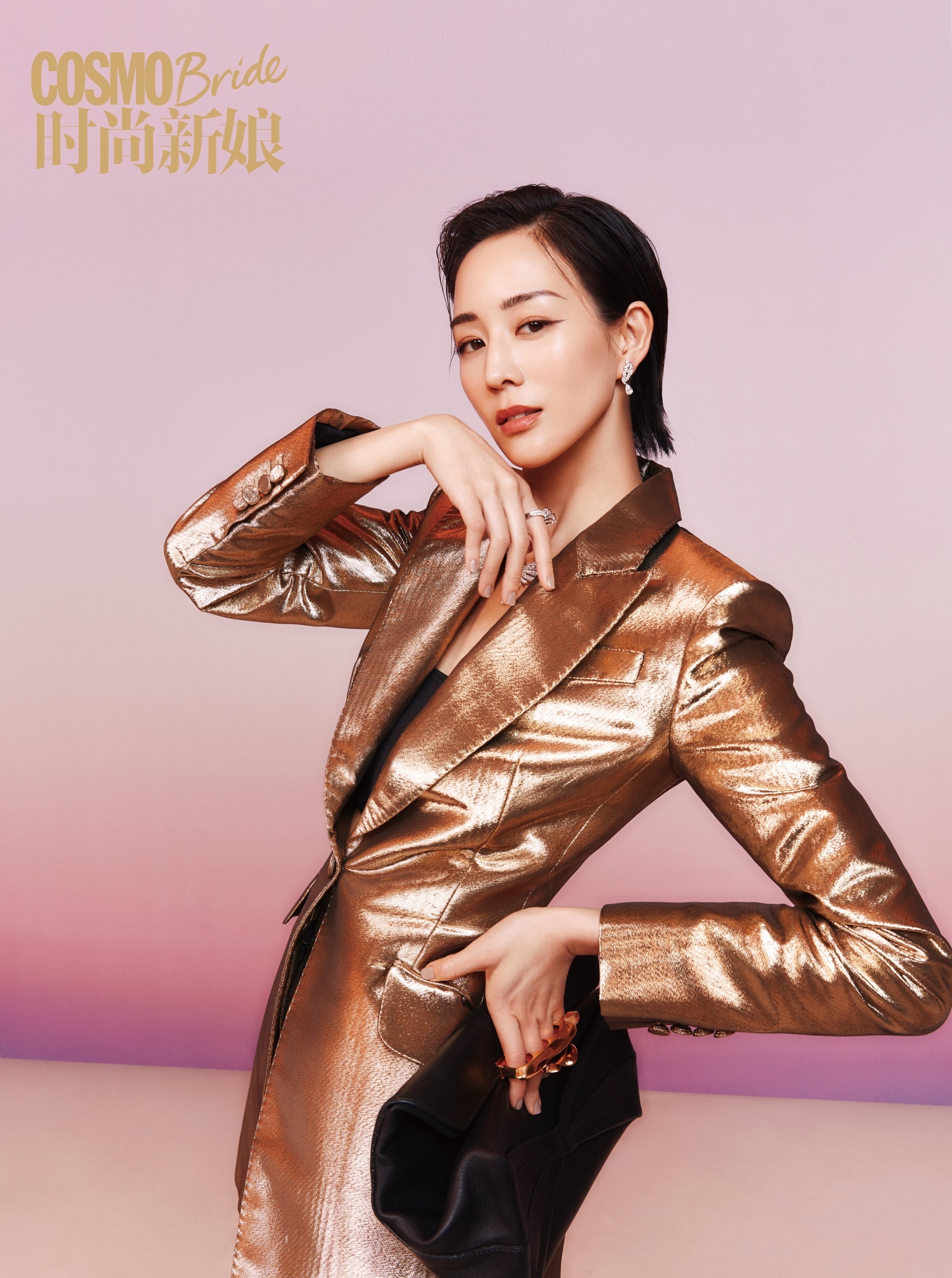 for时尚新娘封面大片曝光,以多套造型出镜