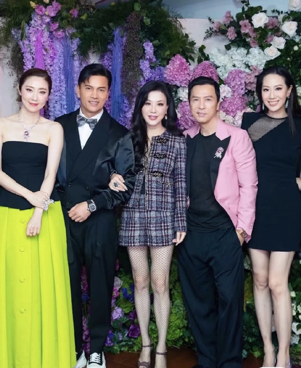 张玉珊盛装出席生日会,与名人阔太吃饭很开心,感情没着落仍单身