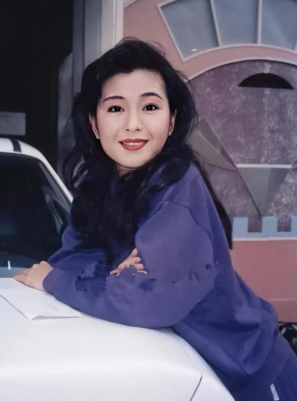 伍咏薇,1969年2月24日出生于香港,1993年3月,参演时装剧《银狐》,凭借