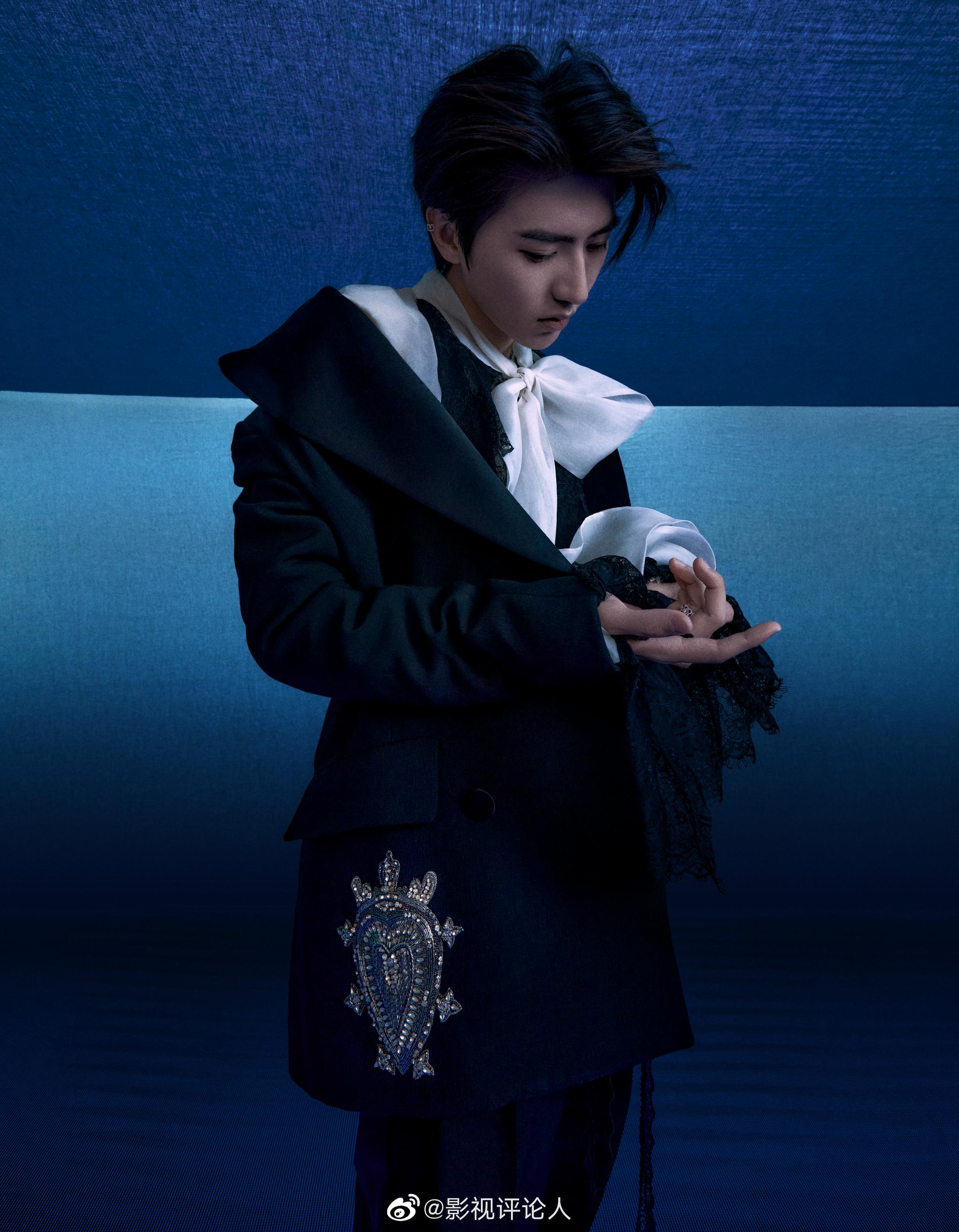 蔡徐坤紫色荧光封面大片出炉 蔡徐坤连续三年拿到嘉人双封面