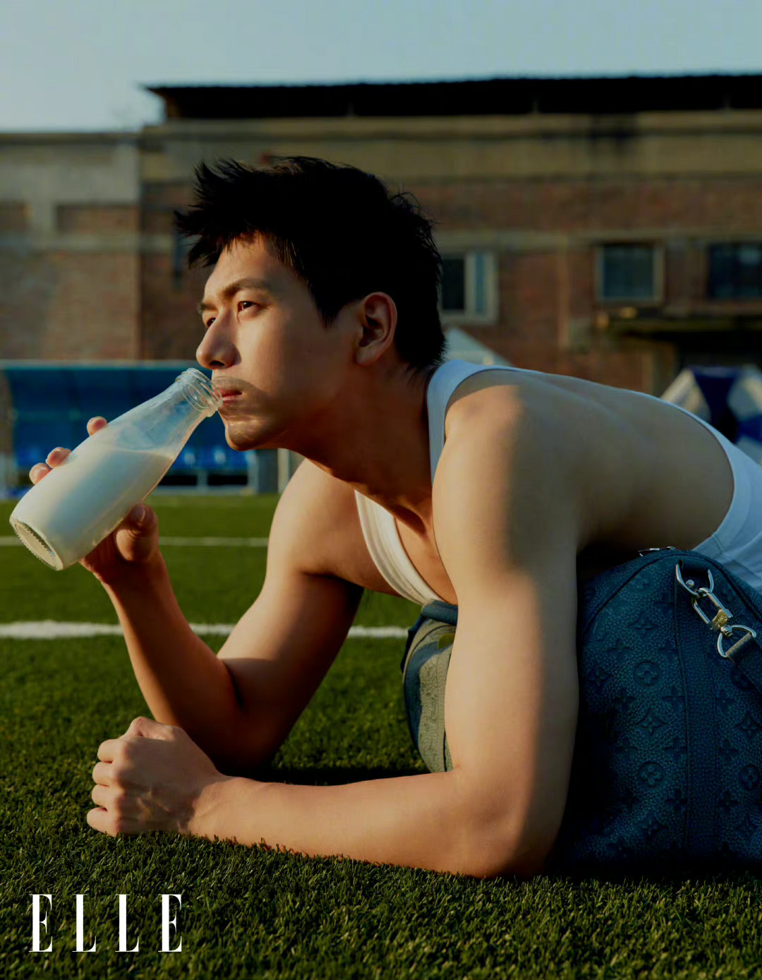 李现《elle 》封面大片,背心搭配牛仔裤造型简单……__财经头条