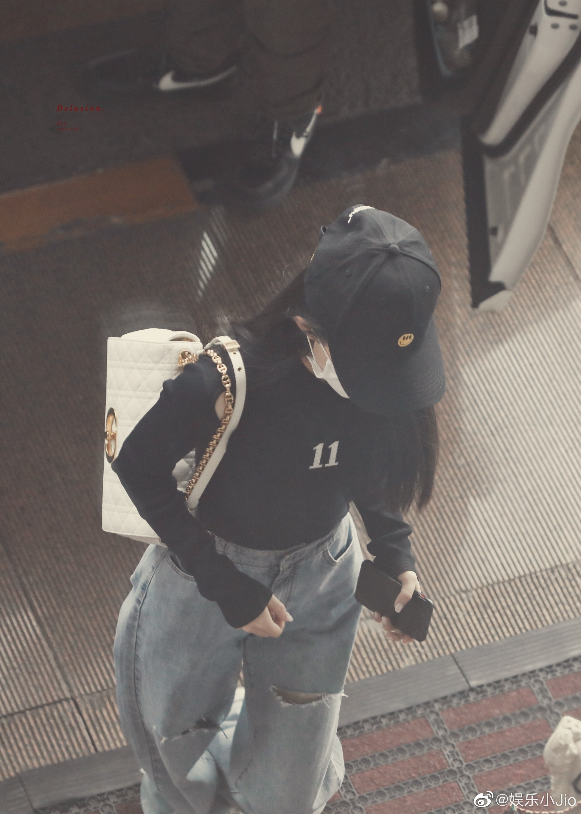 赵丽颖今日机场图96背影图可以看到牛仔裤用夹子夹住收腰_高清图集