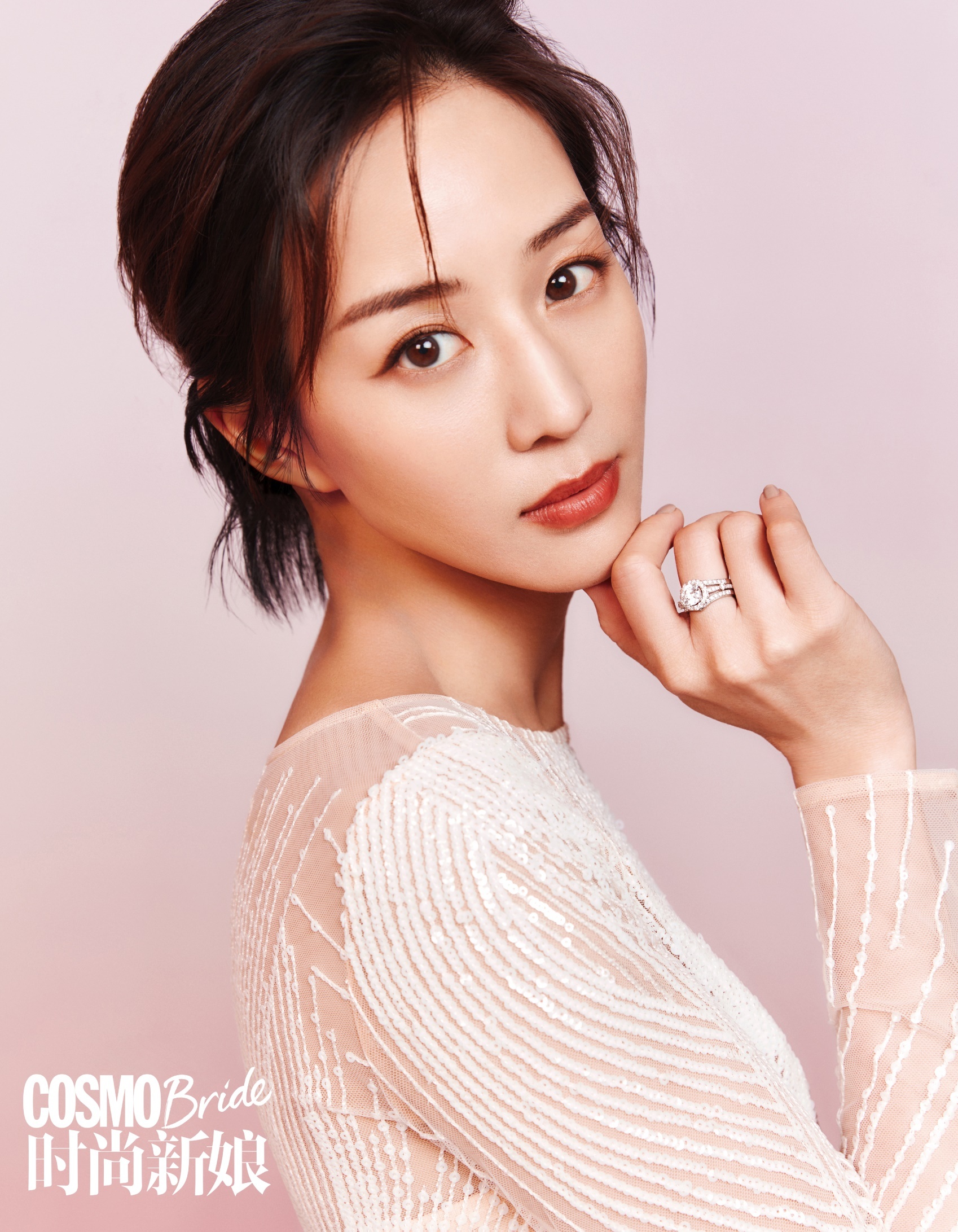 for时尚新娘封面大片曝光,以多套造型出镜