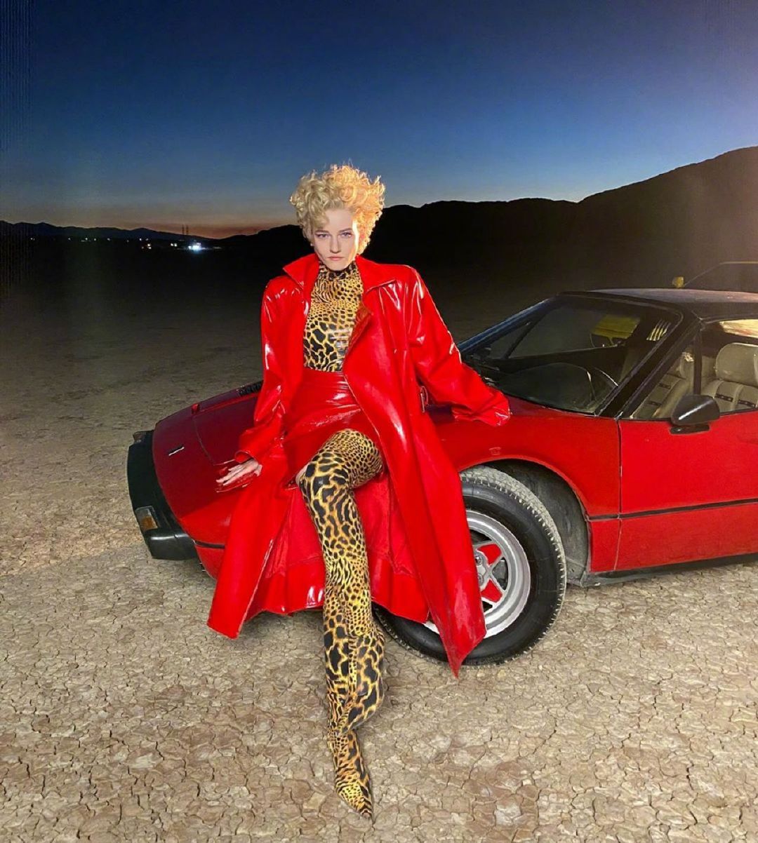 朱莉娅·加纳(Julia Garner)出镜代言摩托罗拉Motorola 最新款Razr 5__财经头条