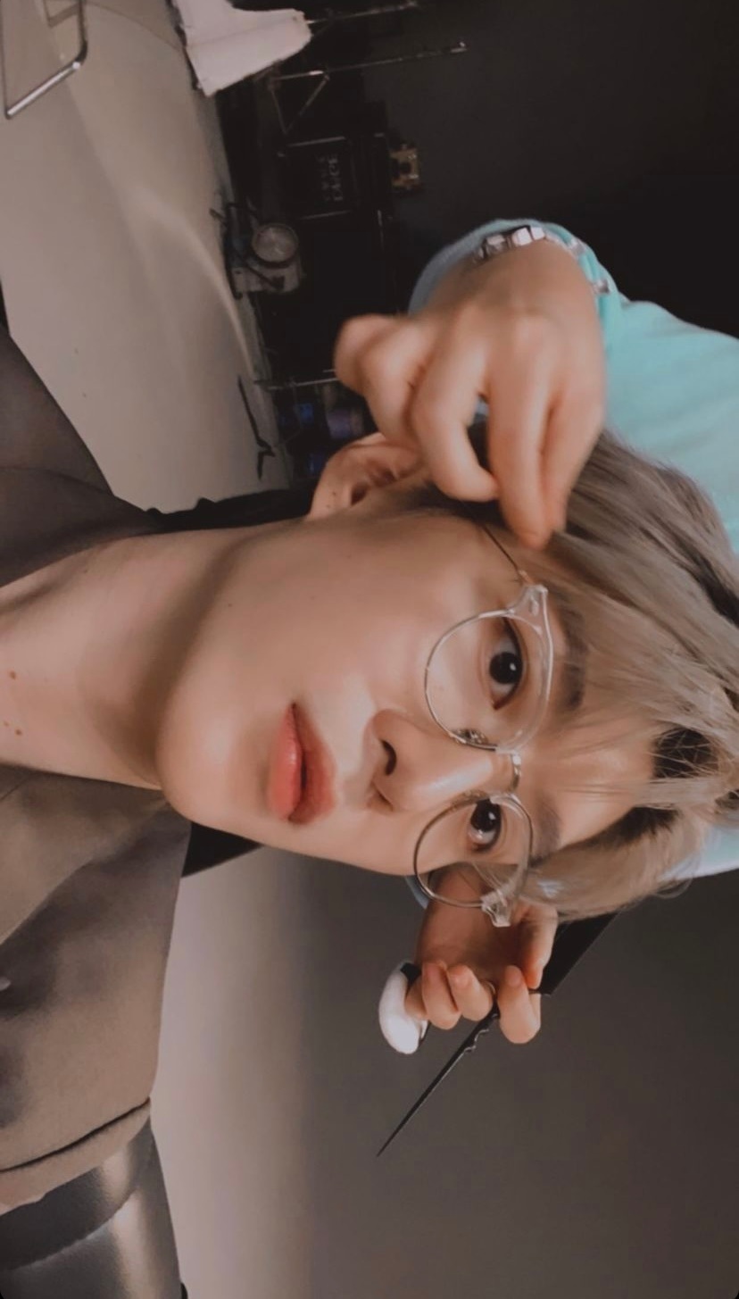 范丞丞ins更新,棕色西装佩戴眼镜,这是校草级别的帅哥吧!