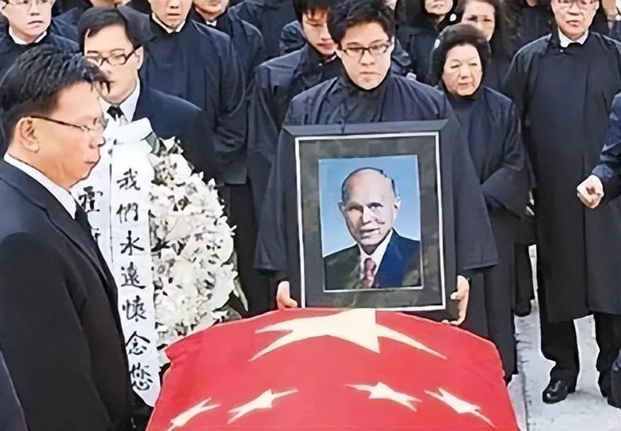 霍启刚带儿子祭拜霍英东，霍中曦手捧鲜花站得笔直，被赞家教好|霍启刚|霍英东|霍中曦_新浪新闻