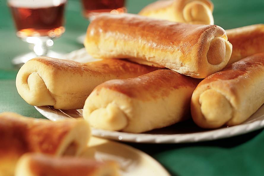 krentenbollenkrentenbollen是一种微甜的荷兰面包卷,里面装满了醋栗