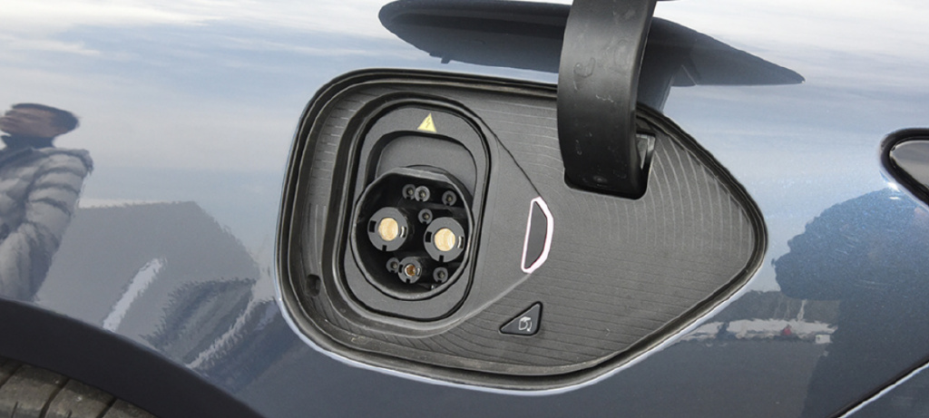 智己L7对比蔚来ET7 谁是新能源头号选手？