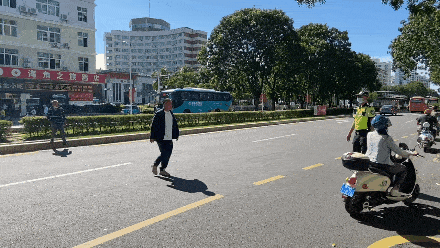 短短两小时三亚交警查获行人横穿马路不文明交通行为44起