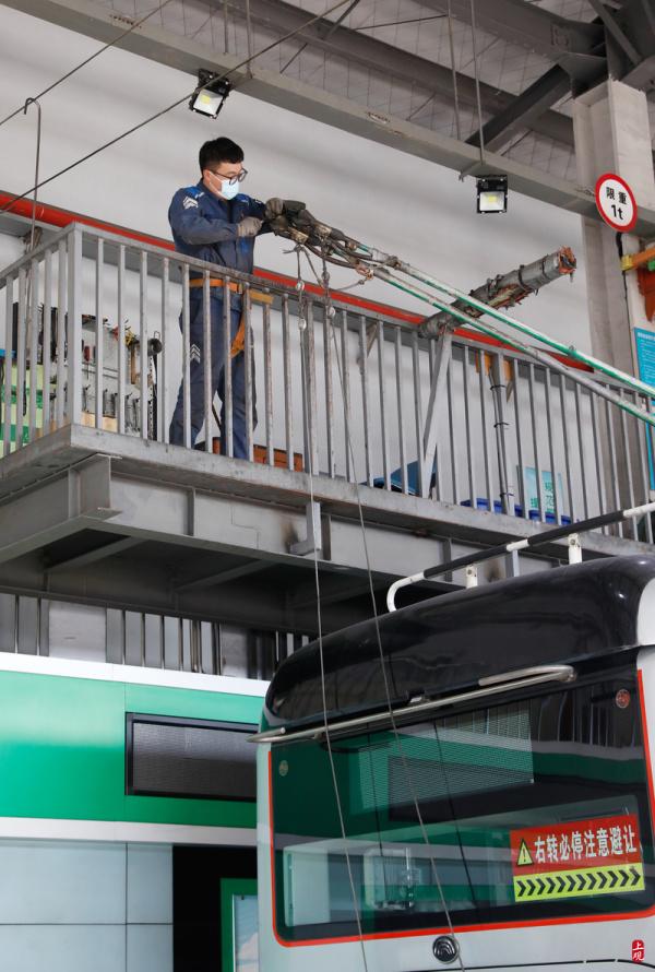 维保人员佩戴安全绳下到车顶,检查集电杆弹簧有无锈斑,老化.