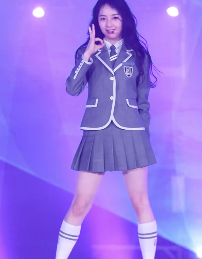 正威大腿放大,如此简单粗暴的方式,恰恰能让观众看清了秦牛正威的腿型