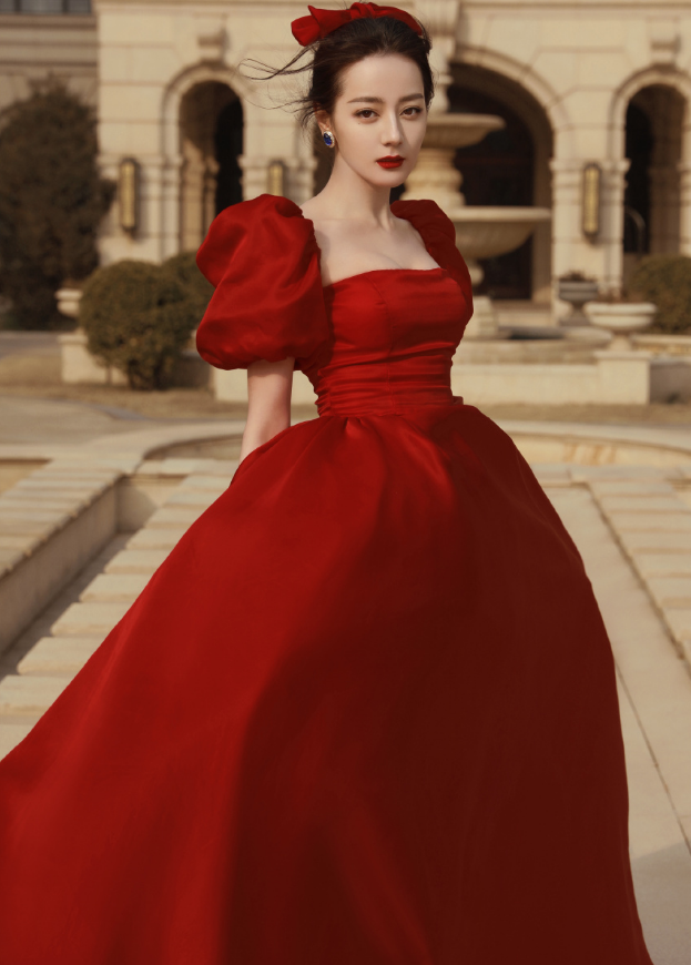 穿上华丽礼裙秒成"真人公主"迪丽热巴所穿的这身红色礼裙是拥有超强的