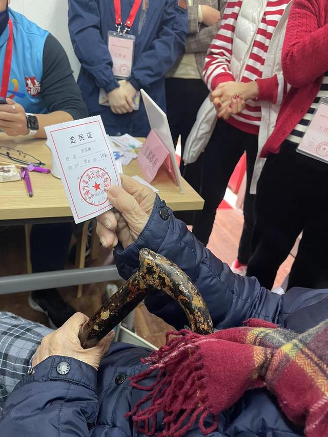 百岁老人行使选举权：我这一票要投给最信得过的代表休闲区蓝鸢梦想 - Www.slyday.coM