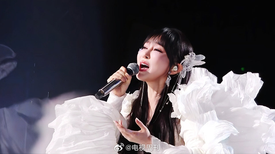 在兰州的舞台上,萨顶顶仿佛化身为音乐的精灵,用她那独特的嗓音